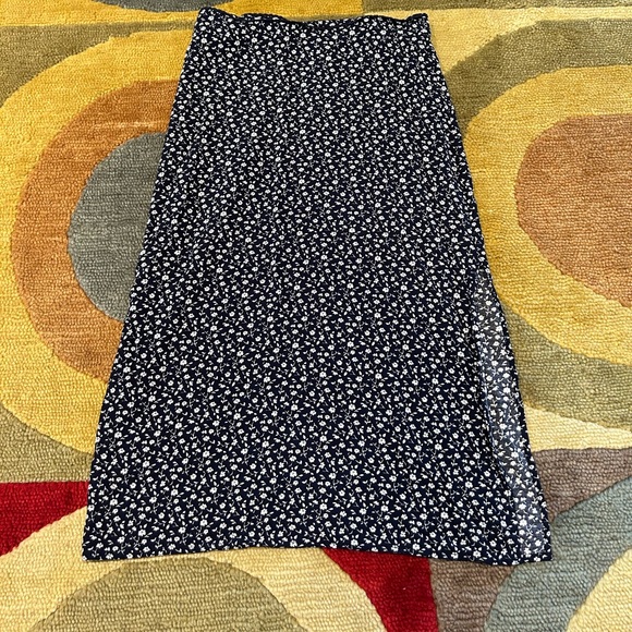 Brandy Melville Phoebe Midi Skirt Navy Blue Floral High Waited Slit One Size - Picture 1 of 4